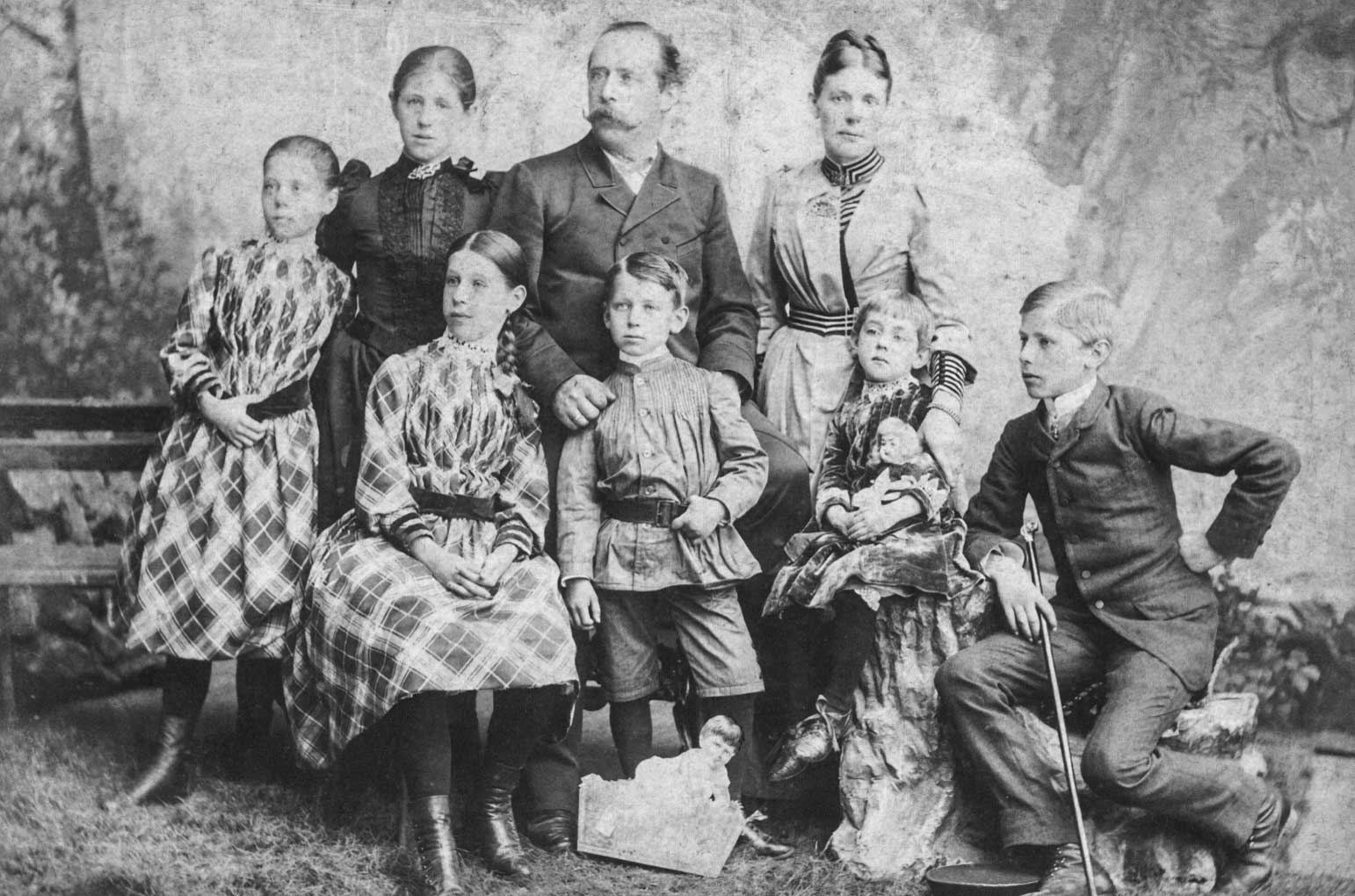 Paul Pfund mit Ehefrau und Kindern