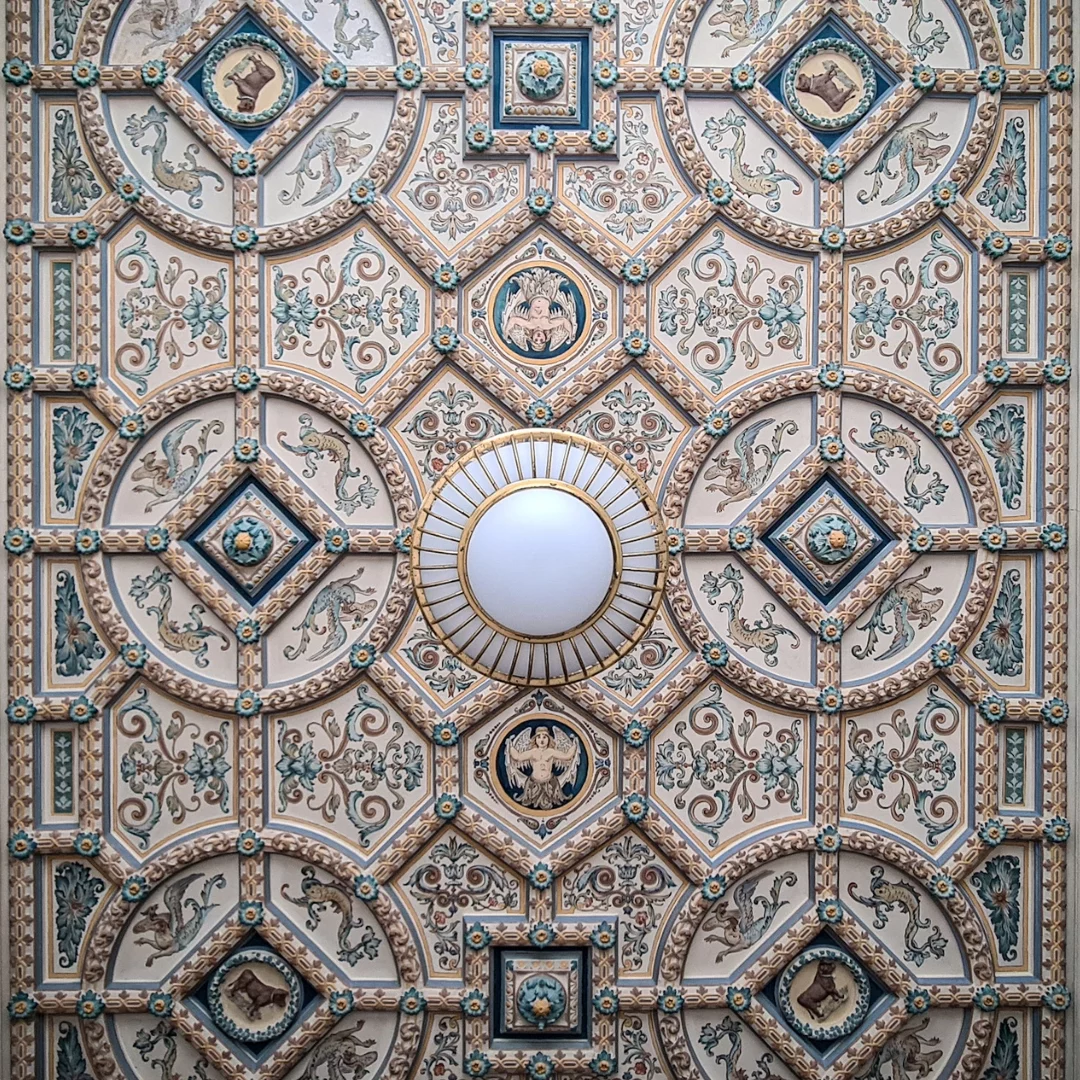 Blick auf die malerische Decke in der Milch-Trinkhalle.