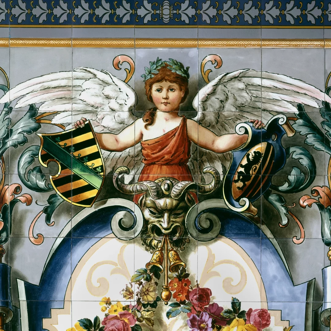 Handbemalte Fliesen mit dem Sachsenwappen und dem Dresdner Stadtwappen gehalten von einem Engel.