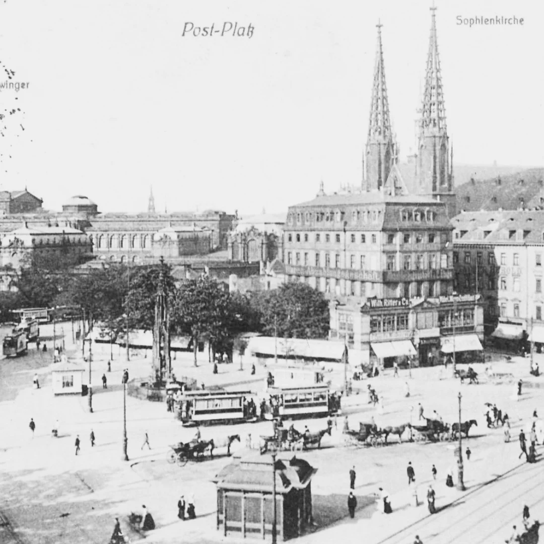 Postkartenansicht auf den Postplatz um 1913 mit der zweiten Verkaufsfiliale der Pfunds Molkerei.