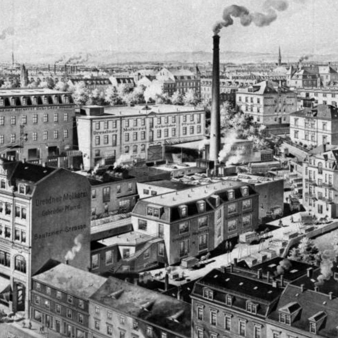 Firmengelände der Dresdner Molkerei Gebrüder Pfund hinter dem Stammhaus auf der Bautzner Straße um 1905.