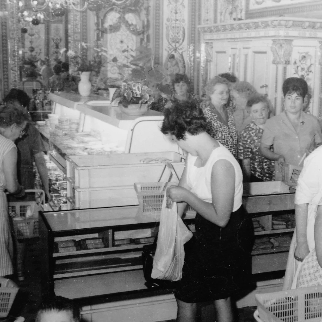 Blick in den Milchladen im Jahr 1969 - die Theke wurde abgebaut.