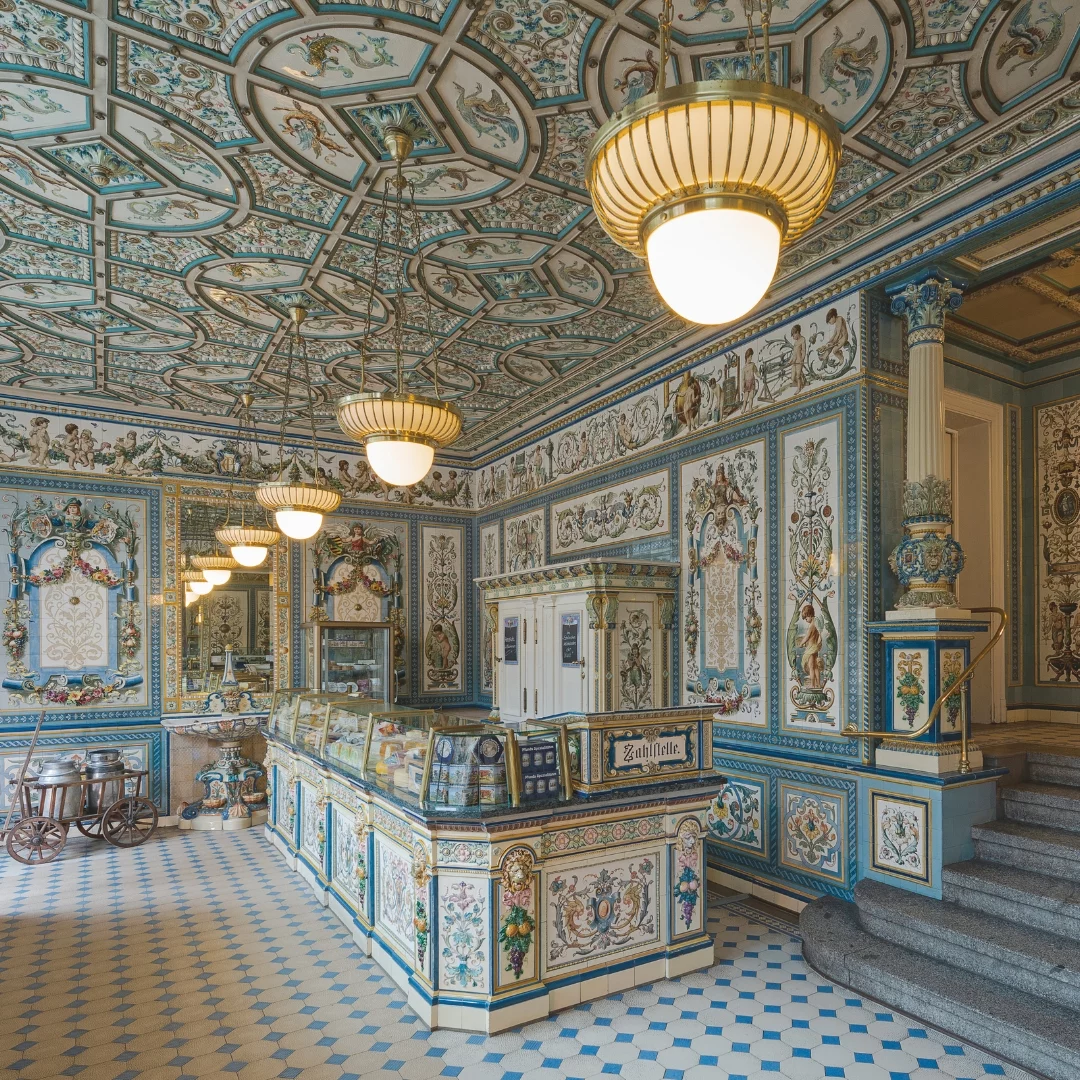 Blick auf die Käsetheke im Verkaufsraum.