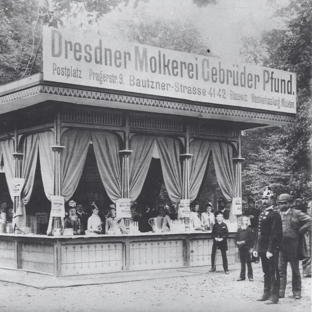 Milch-Trinkhalle der Pfunds Molkerei am Großen Garten um 1890.