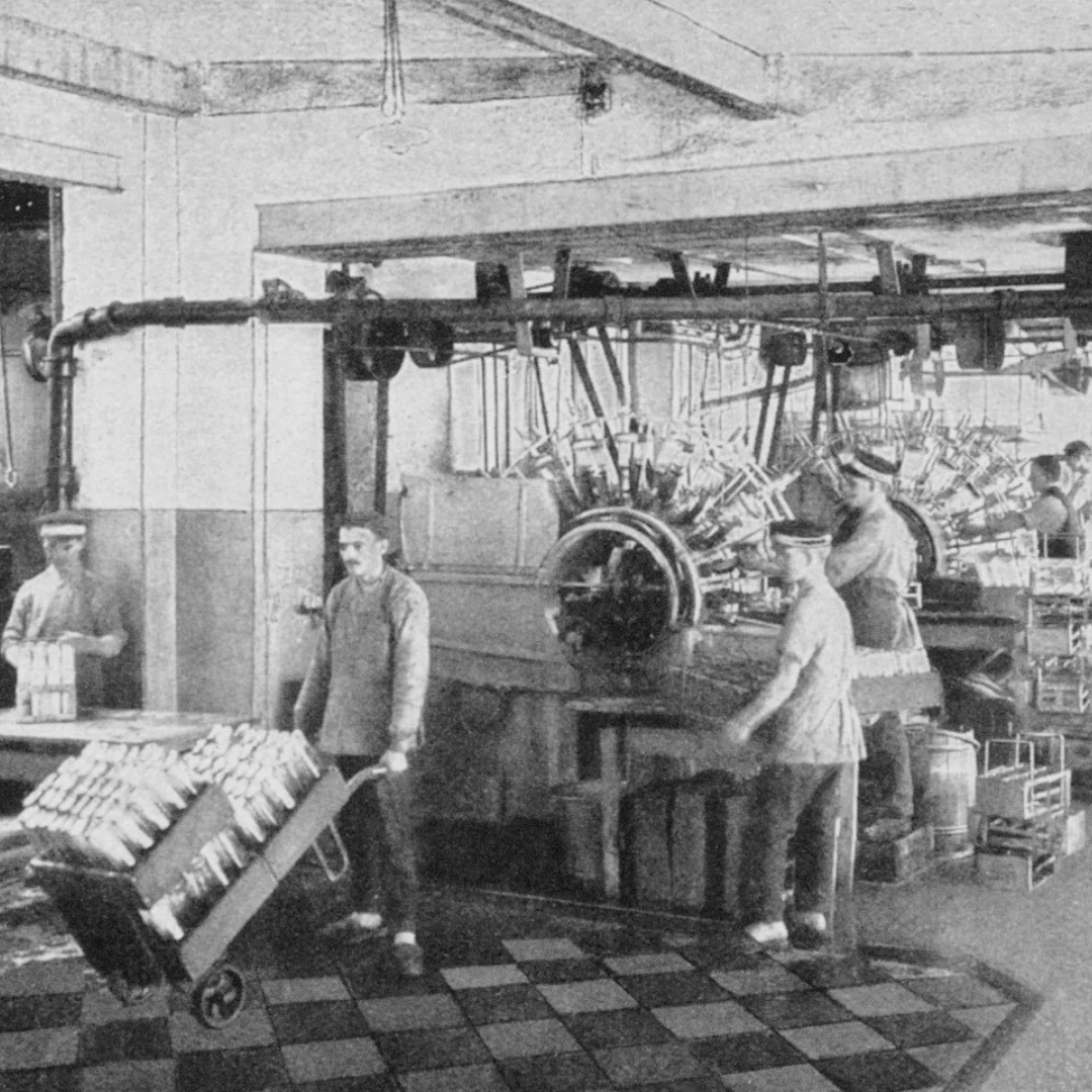 Flaschenreinigung und -abfüllung in der Pfunds Molkerei um 1900.