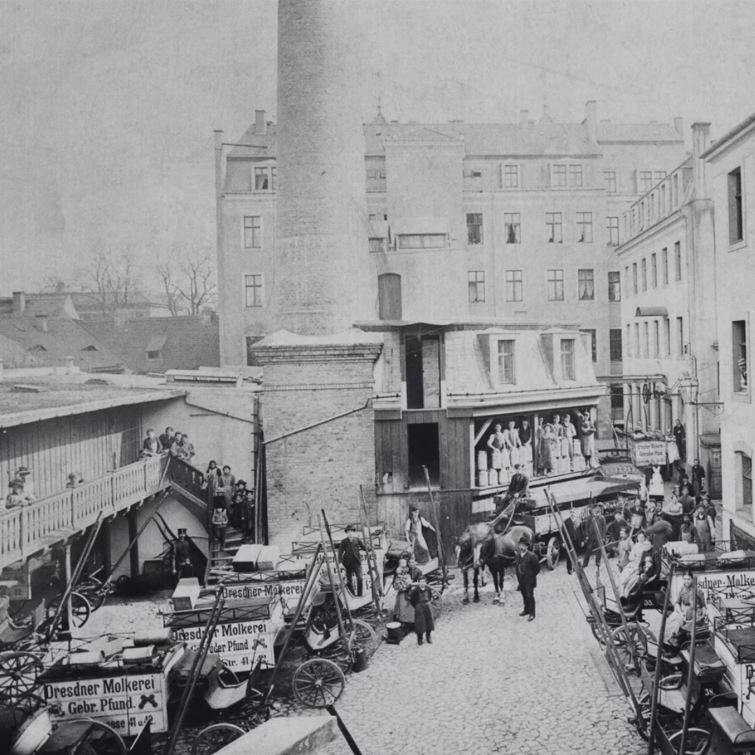 Hofgelände des Stammhauses auf der Bautzner Straße um 1889.
