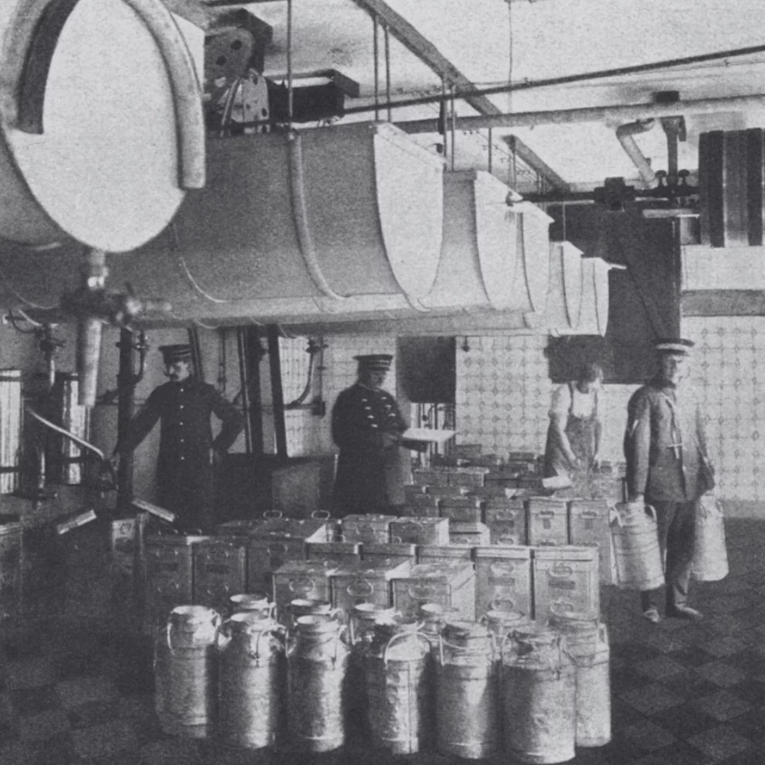 Milchabfüllung in Kannen um 1900.