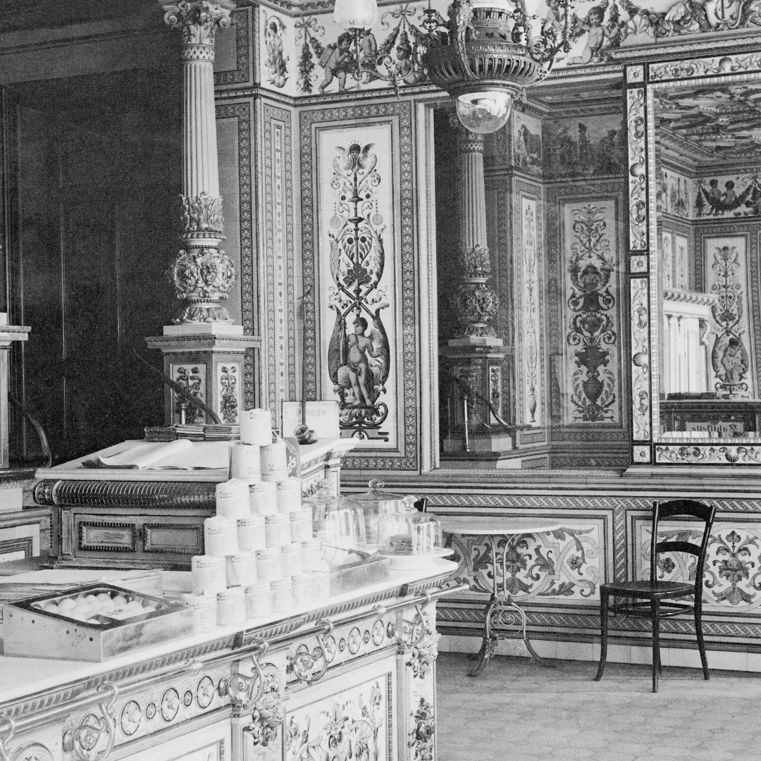 Der Milchladen im Stammhaus auf der Bautzner Straße mit handbemalten Fliesen von Villeroy & Boch um 1900.