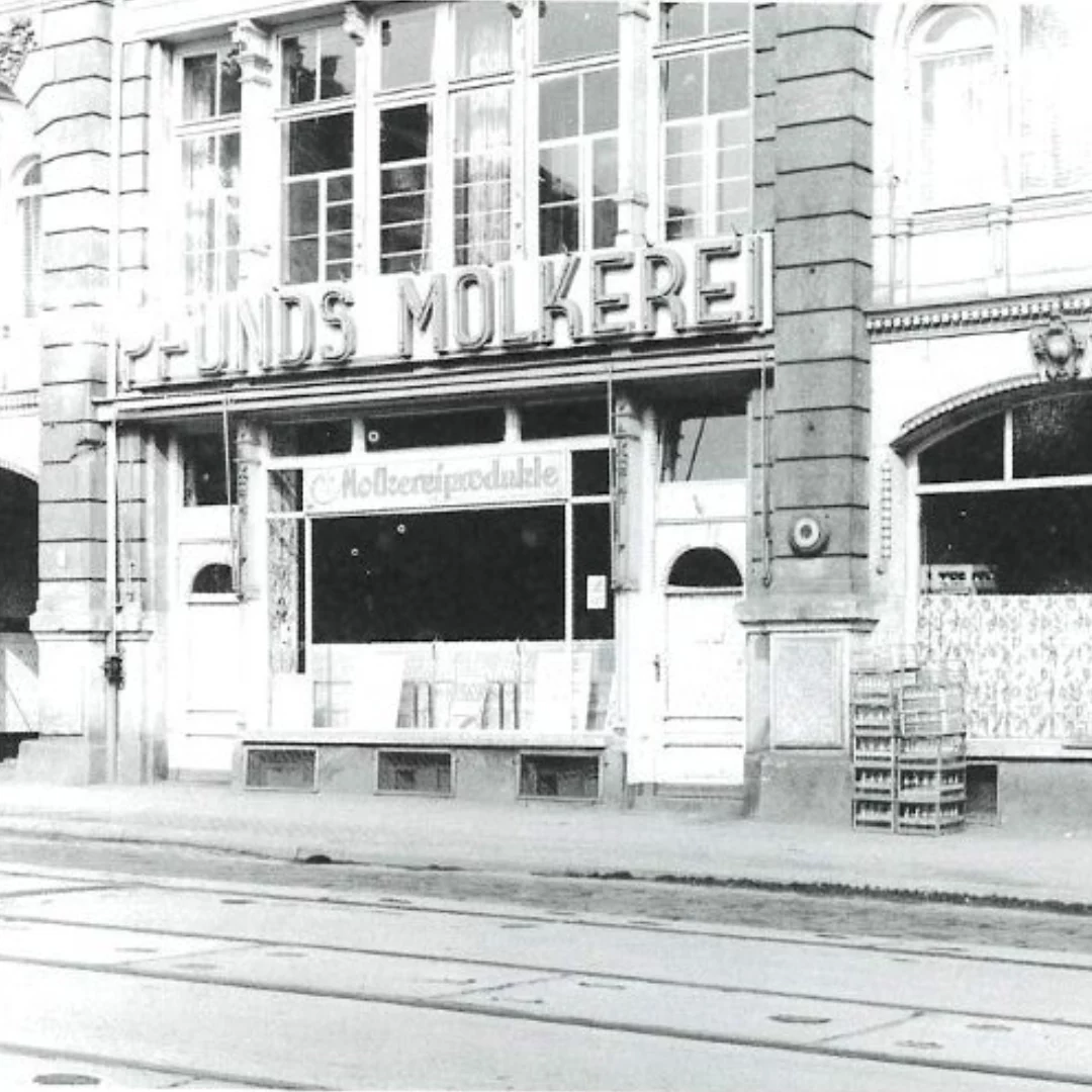 Außenansicht des Milchladens im Jahr 1969.