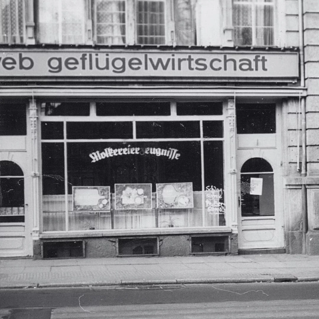Außenansicht des Milchladens im Jahr 1970.