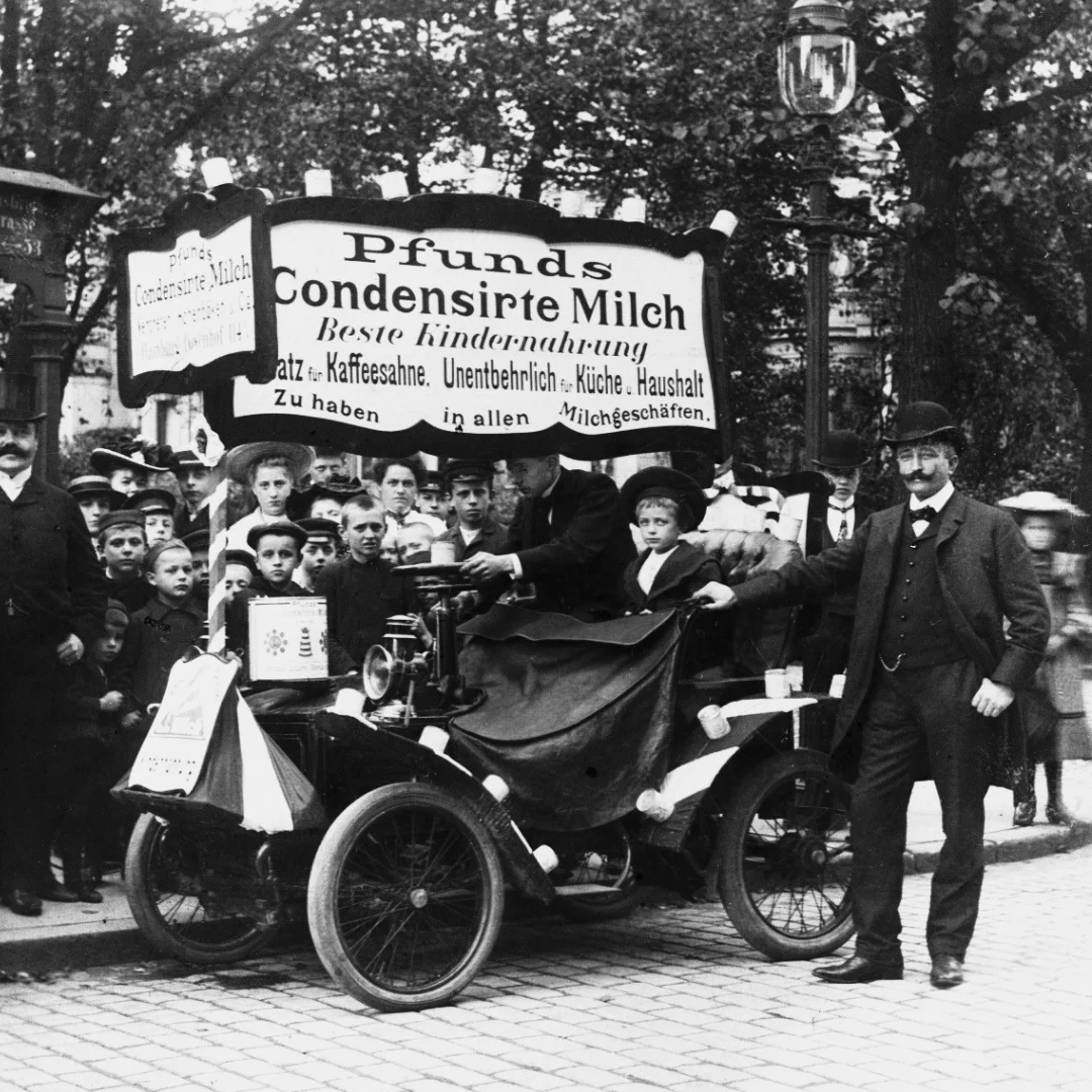 Reklamewagen der Pfunds Molkerei um 1900.