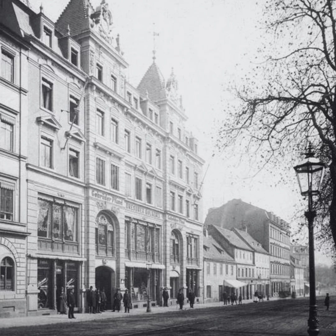 Stammhaus der Pfunds Molkerei auf der Bautzner Straße mit dem ebenerdigen Milchladen um 1905.
