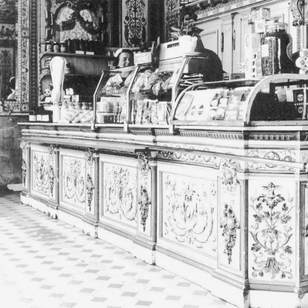 Blick auf die Theke im Milchladen um 1965.