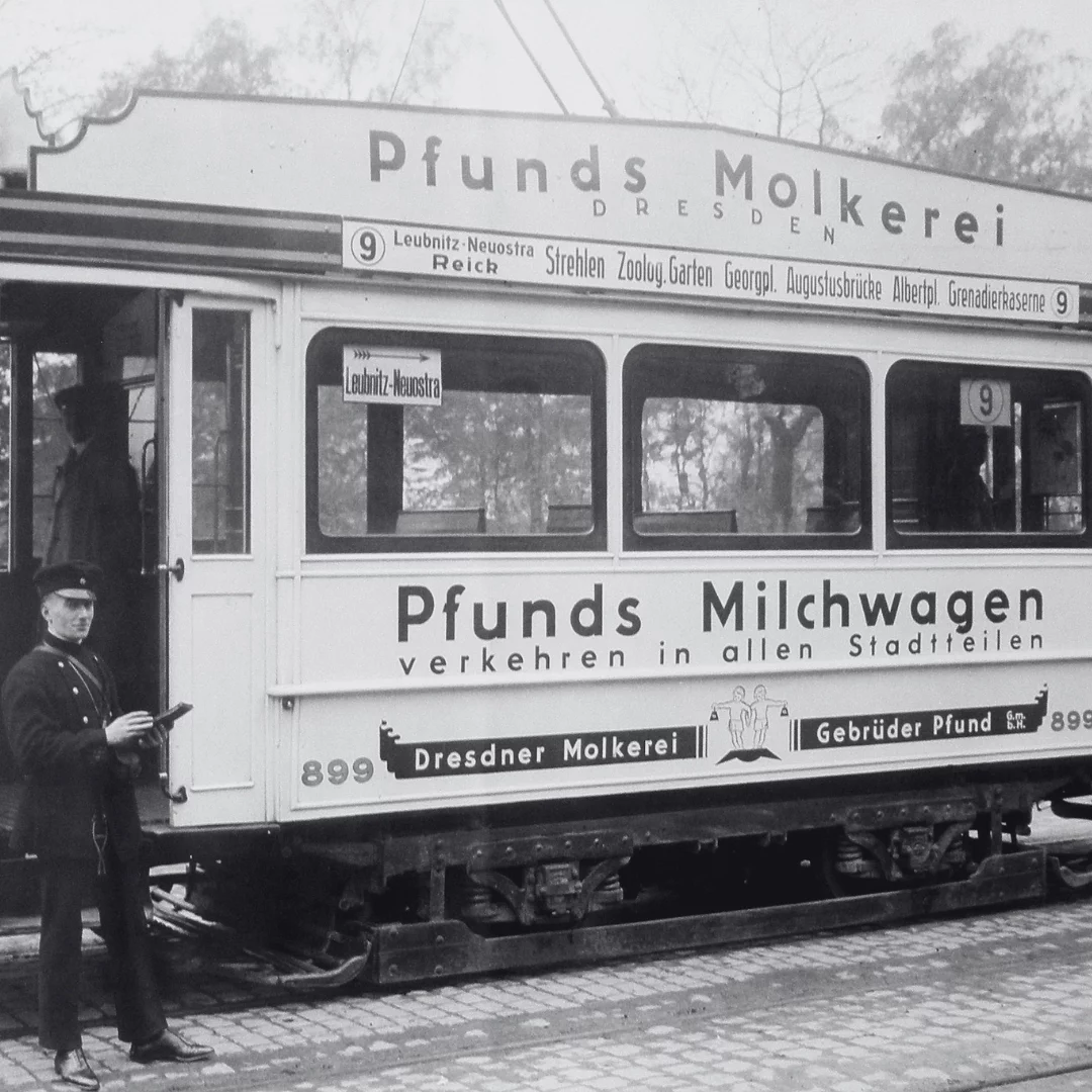 Werbung für Pfunds Molkerei auf einem Triebwagen um 1920.