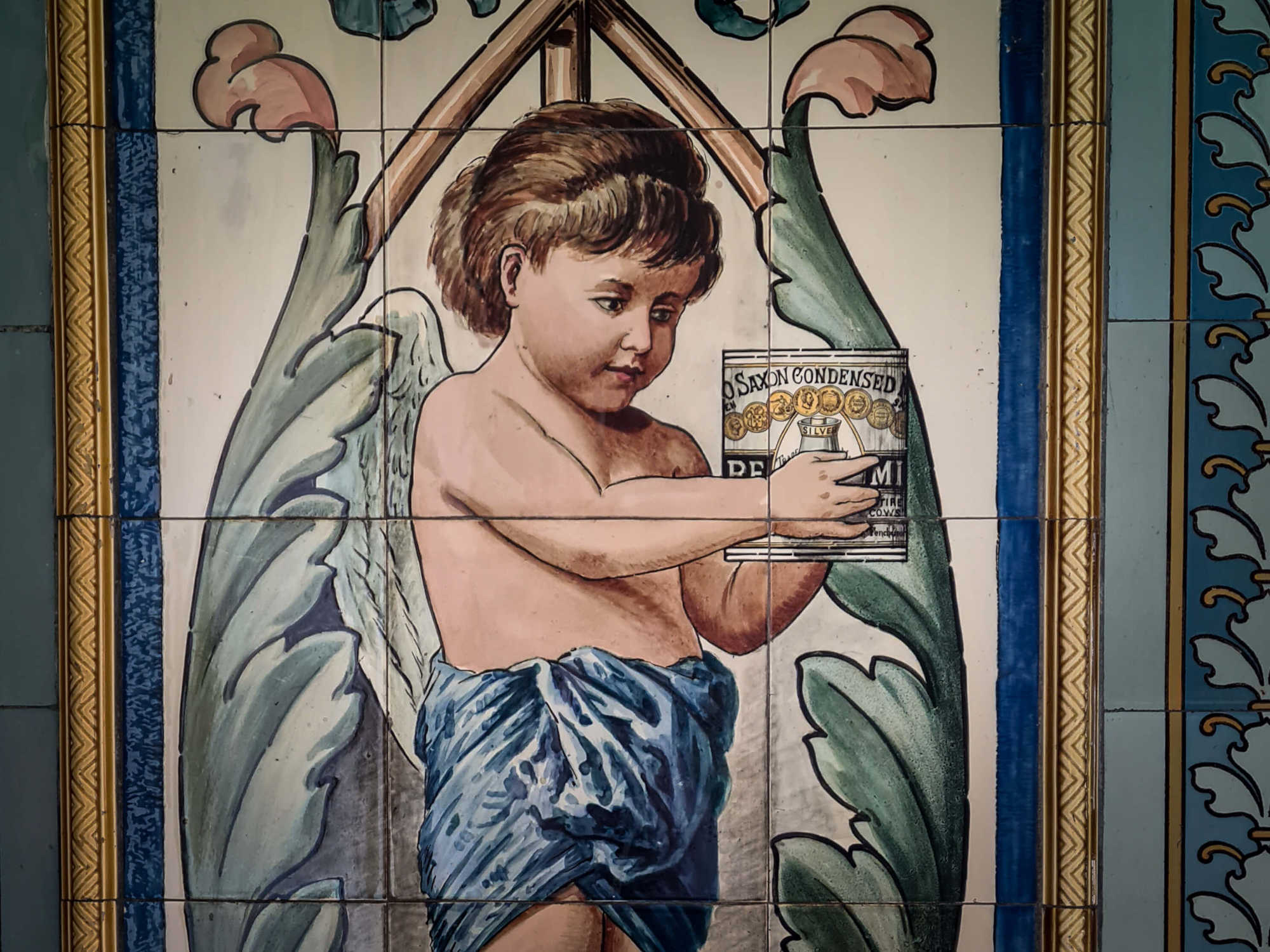 Engel mit Kondensmilchdose